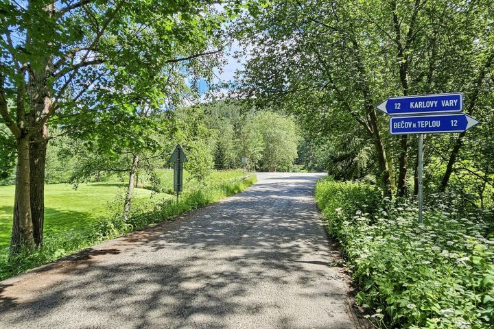 Z tohoto místa je to do centra Karlových Varů (na parkoviště u Grandhotelu Pupp) pouhých 8 km a jen 9 minut jízdy! Tzn., nikoliv 12 km, zobrazených na místním dopravním ukazateli :)