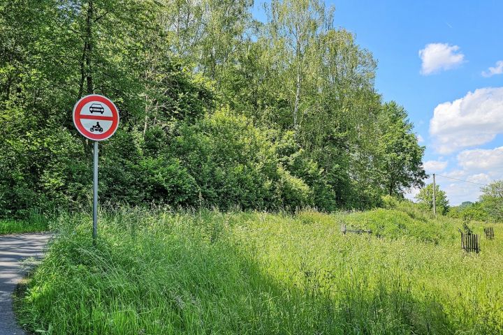 Vjezd je pouze na povolení :) Tzn., mimo majitelů loveckého zámečku & hájenky a pracovníků Lesů ČR, mohou po místních asfaltových slilničkách jezdit pouze cyklisté.