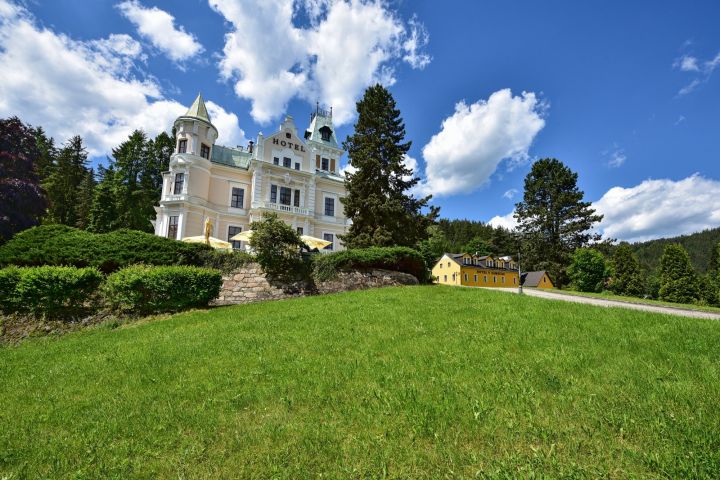 Dřívější rezidence Rudolfa Fischera zvaná Zámeček je nyní hotelem a součástí areálu Golf resort Cihelny.